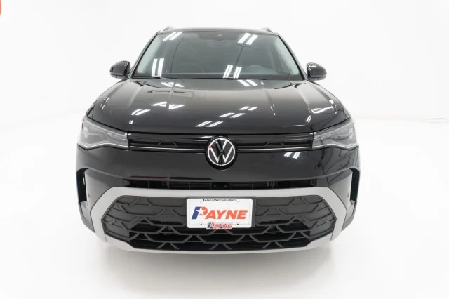 Used 2025 Deep Black Pearl Volkswagen SE image 2