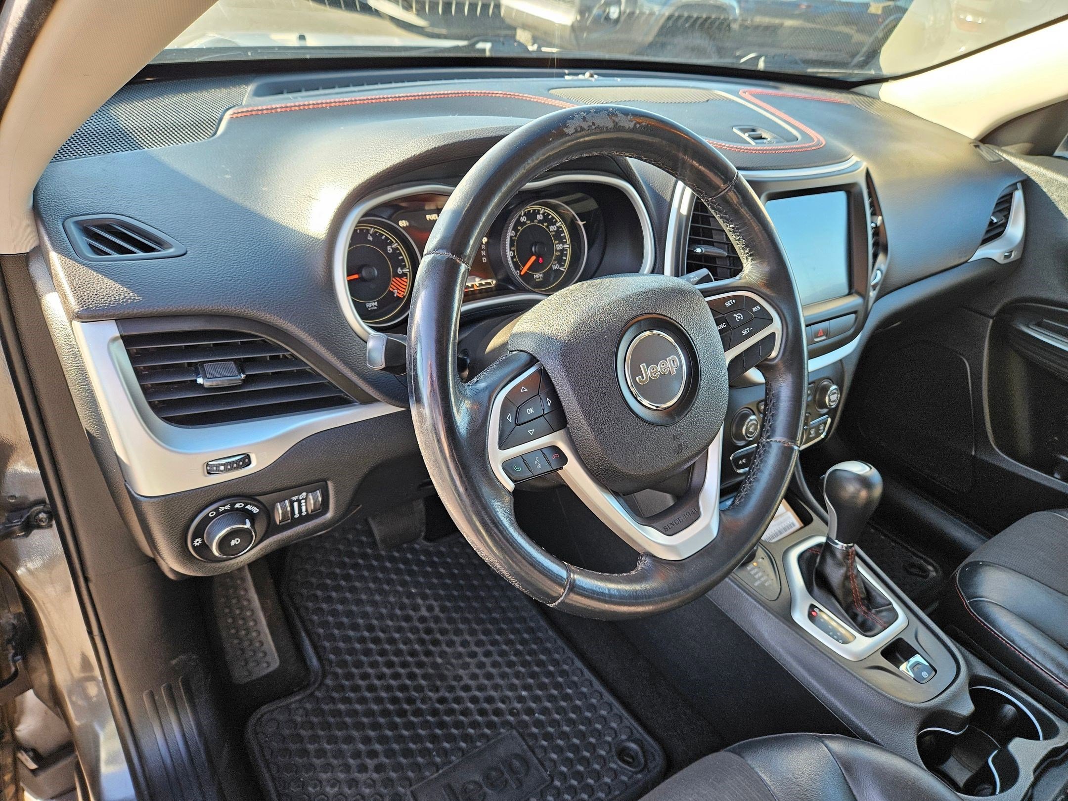 Used 2015 Granite Crystal Clearcoat Metallic Jeep Trailhawk image 14