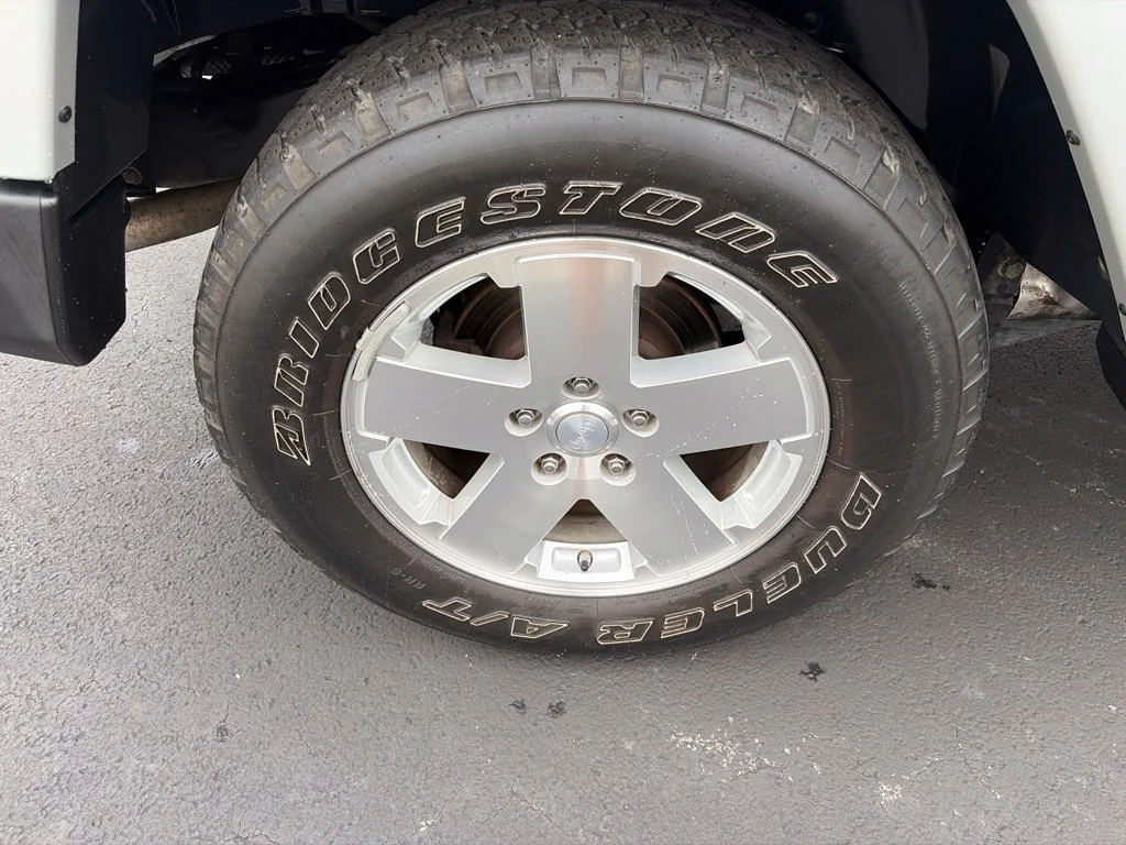 Used 2009 Silver Jeep Sahara image 9