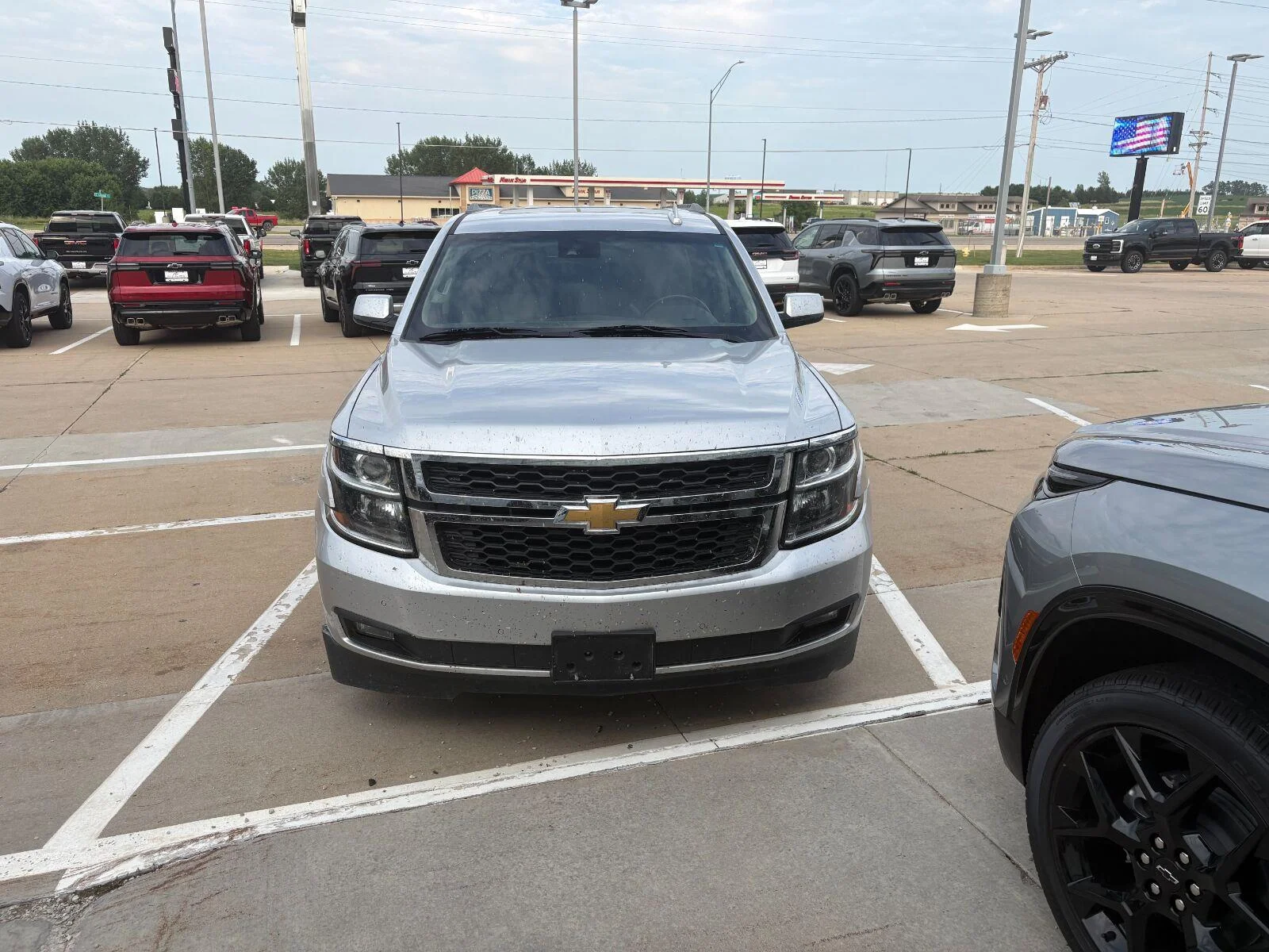 Used 2018 Chevrolet Suburban LT with VIN 1GNSKHKC2JR266357 for sale in Charles City, IA