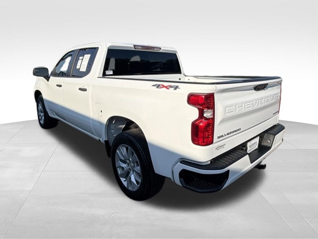 Used 2023 White Chevrolet Custom image 5