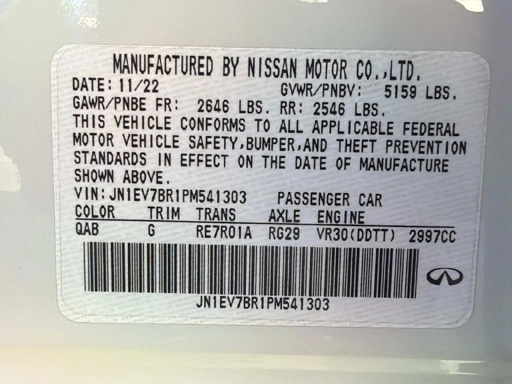 Used 2023 White INFINITI LUXE image 35