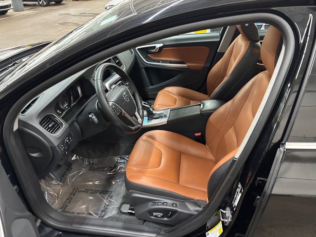 Used 2017 Onyx Black Metallic Volvo T5 image 10