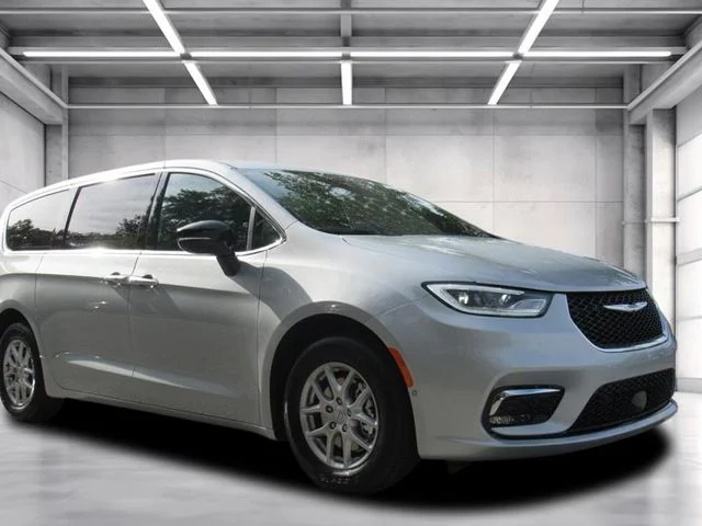2026 Chrysler Pacifica Select's photo