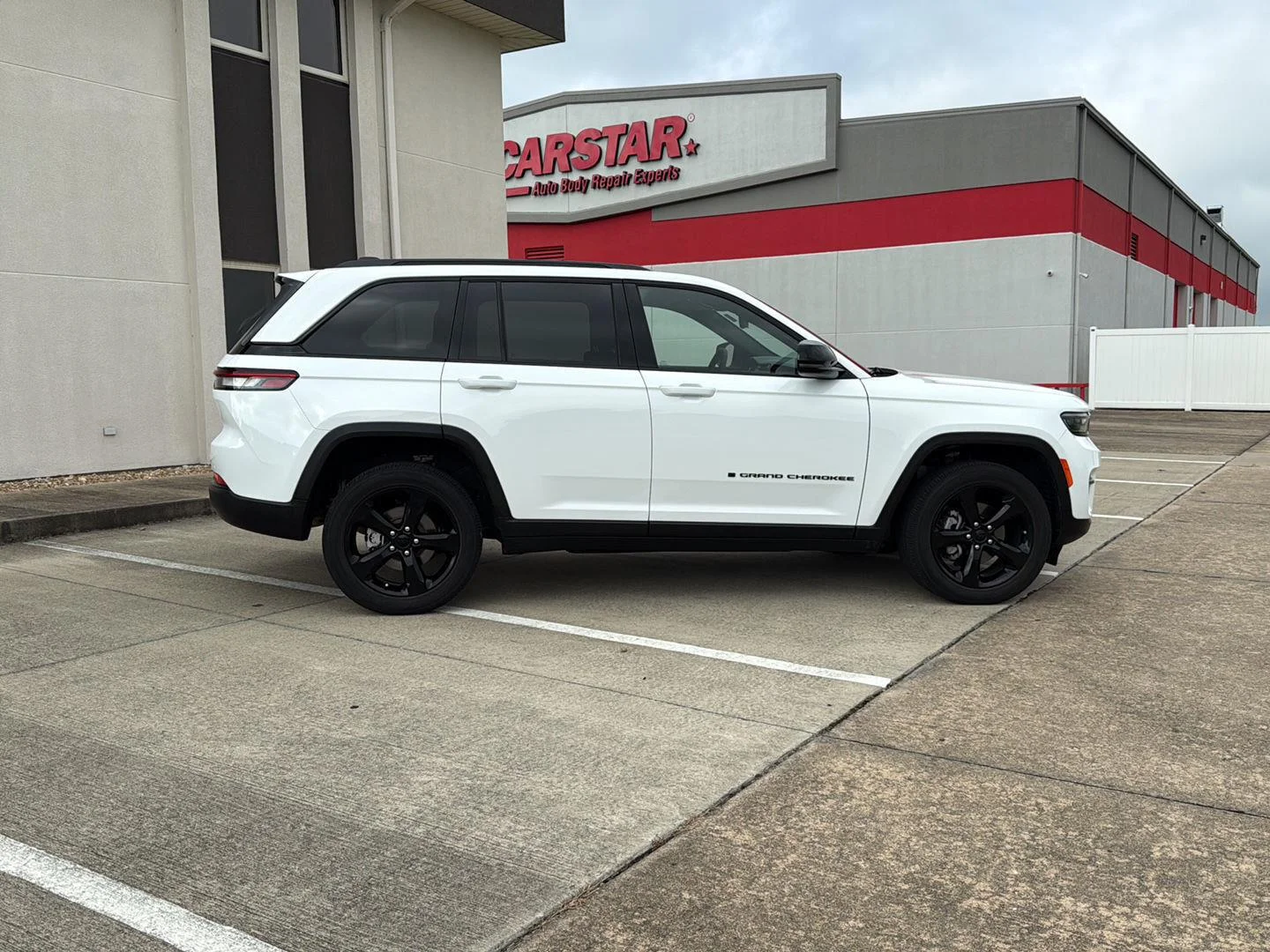 Used 2023 Bright White Clearcoat Jeep Altitude image 11