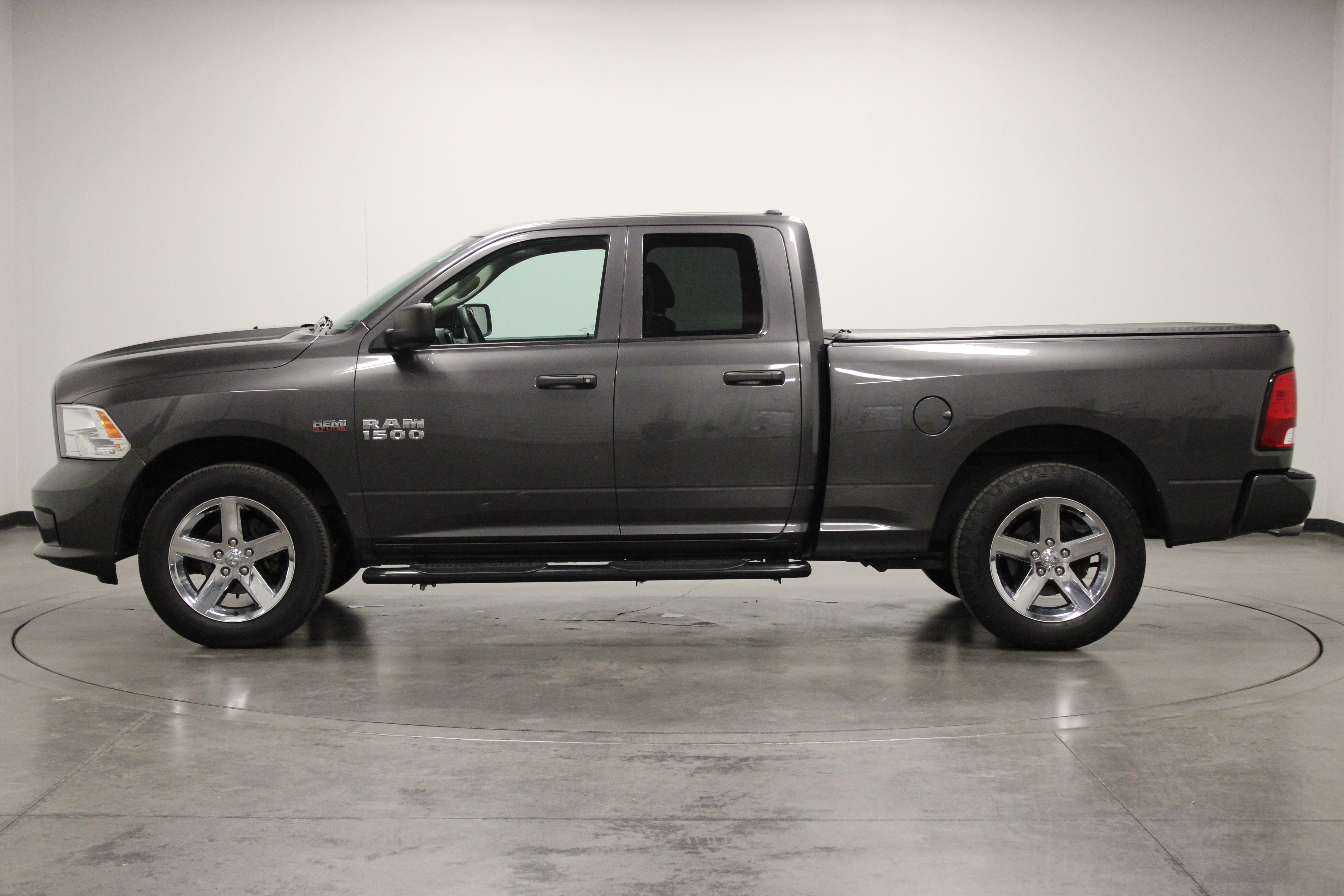 Used 2017 Granite Crystal Metallic Clearcoat Ram Express image 5