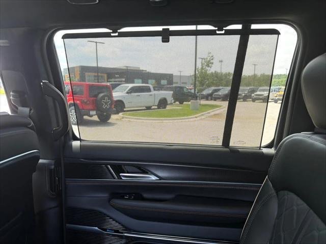 New 2026 Bright White Clear-Coat Exterior Paint Jeep Summit Reserve image 38