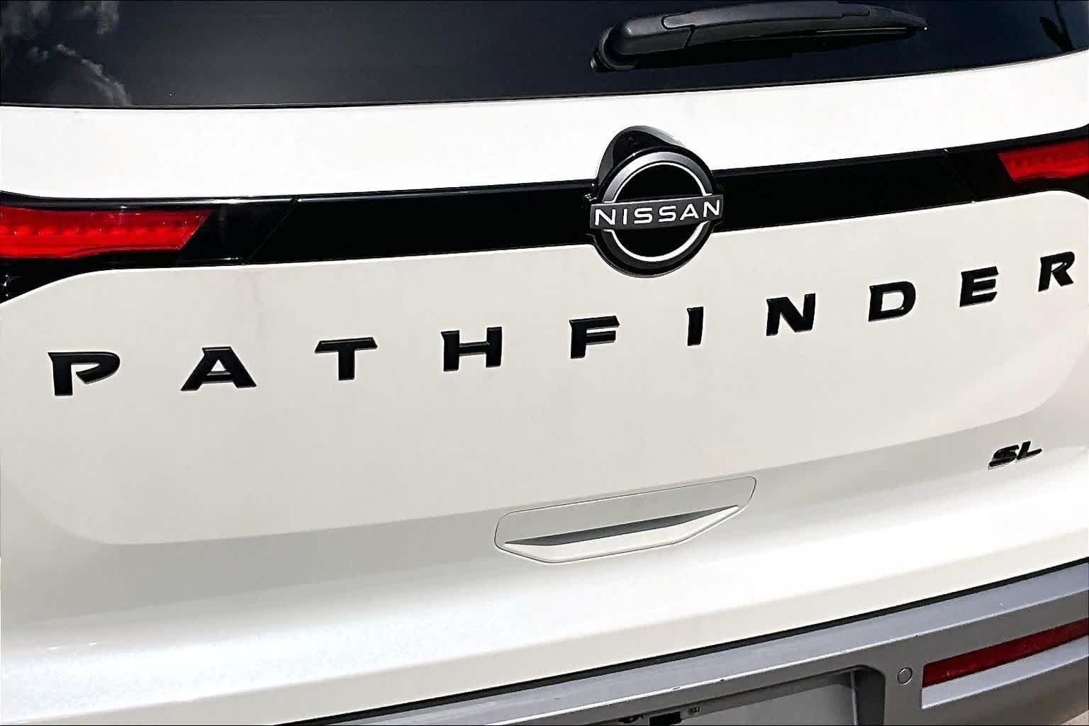 Certified Used 2023 Pearl White Tricoat/Super Black Nissan SL image 29