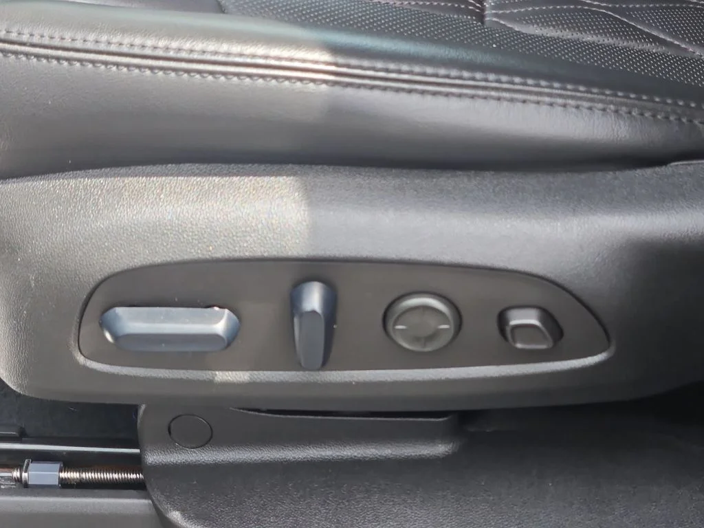 Used 2024  Buick Avenir image 26