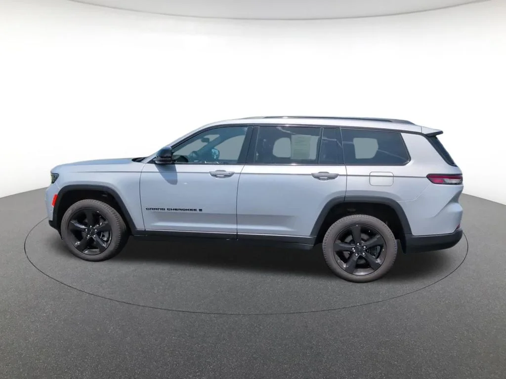 Used 2025 Silver Jeep Limited image 12