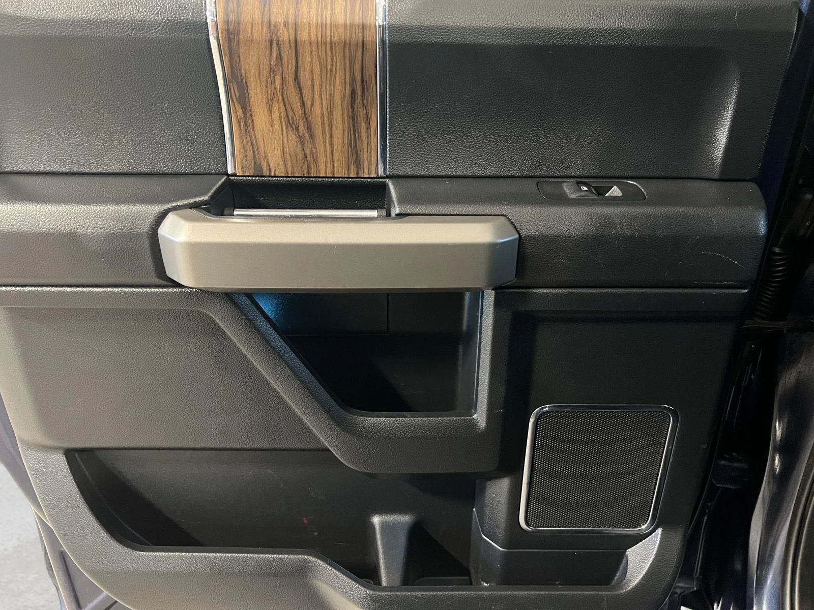 Used 2019 Blue Jeans FORD LARIAT image 15
