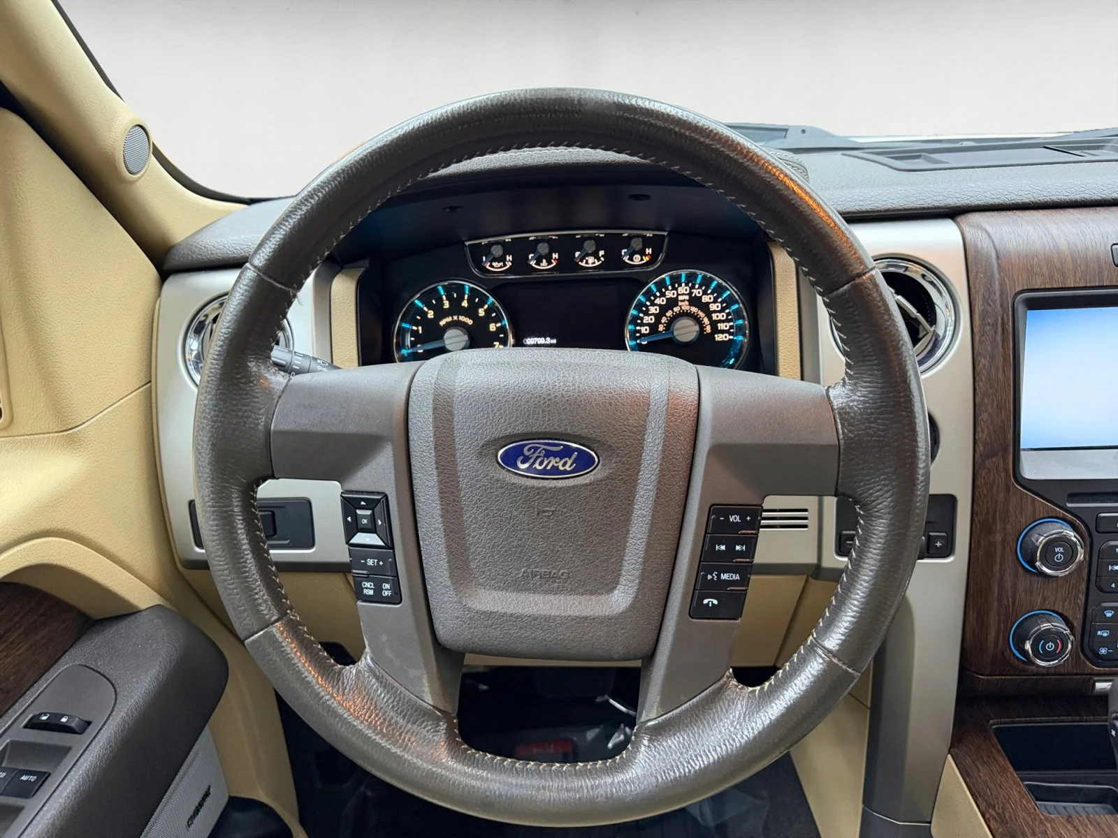Used 2013 White Platinum Ford Lariat image 11