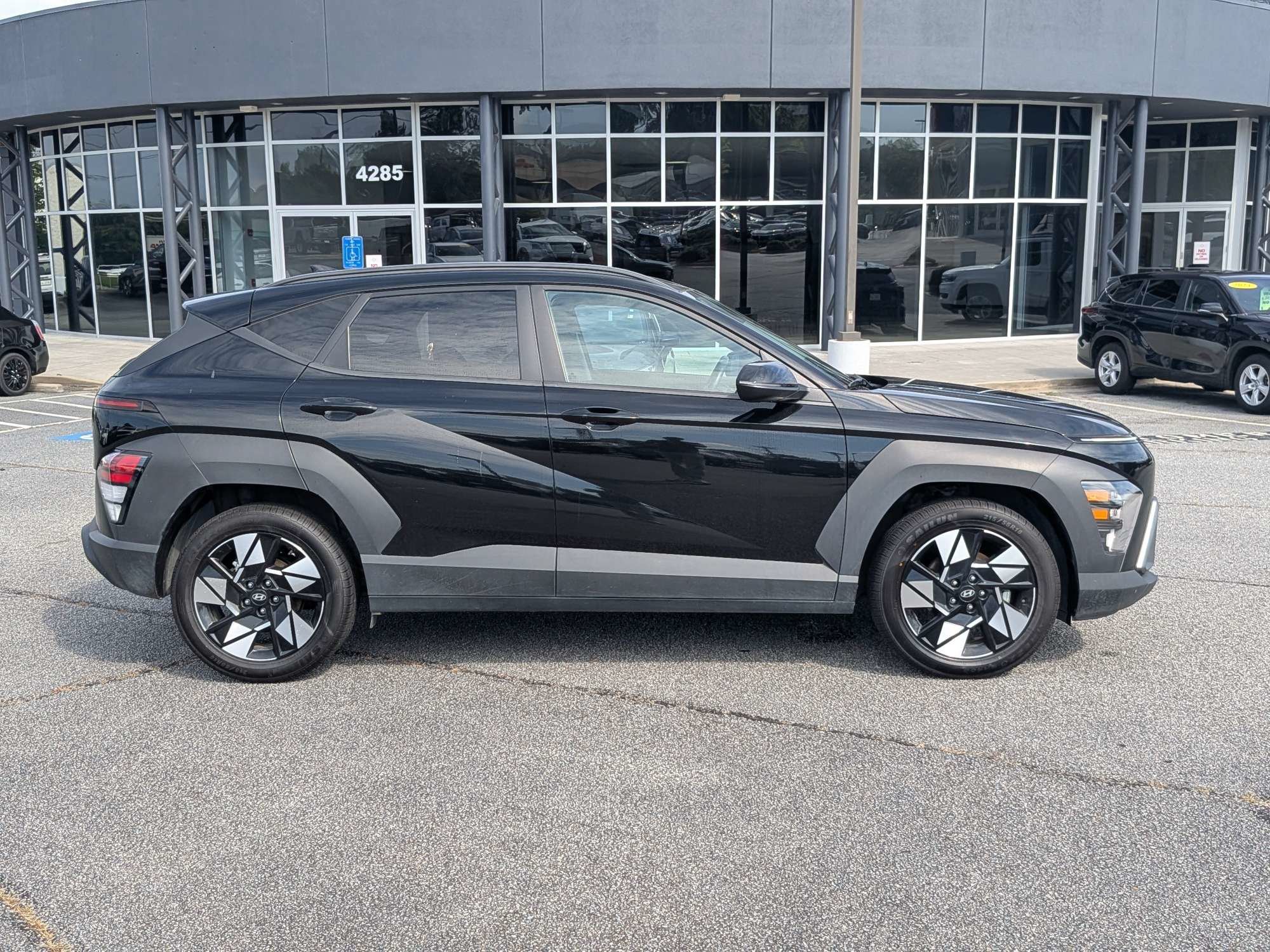 Used 2025 Black Hyundai SEL image 2