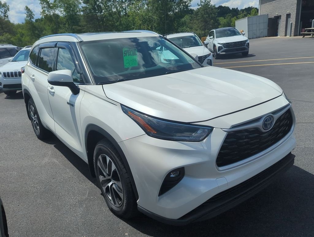 Used 2021 White Toyota XLE image 1