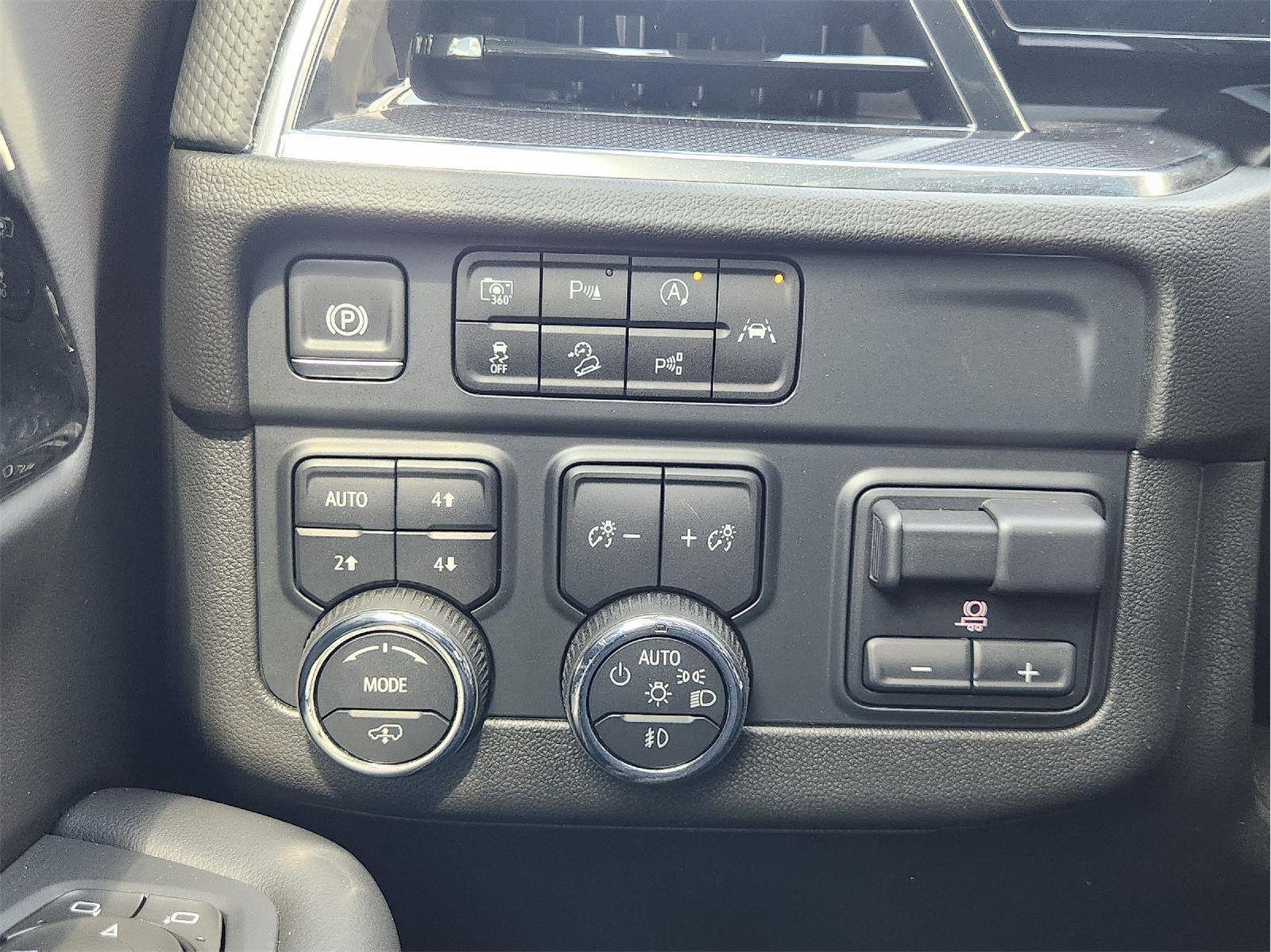 2025 Chevrolet Suburban photo 23 of 35