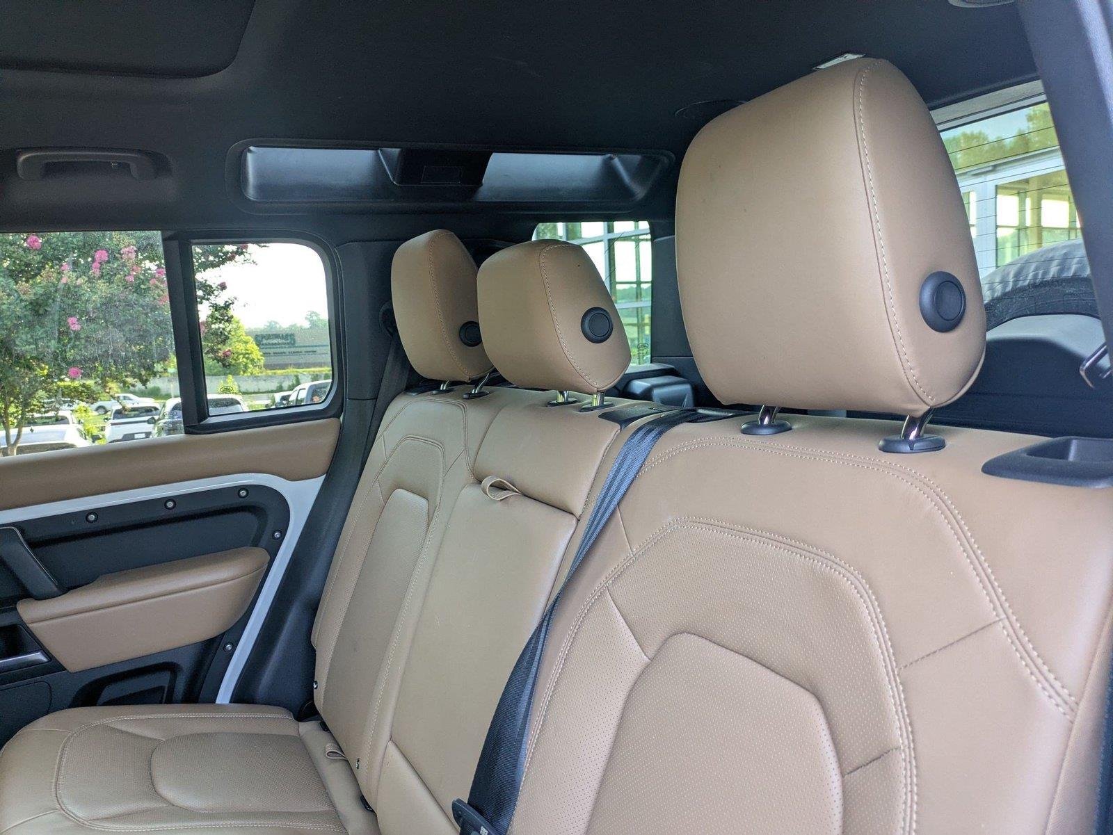 Used 2025 Fuji White Land Rover X-Dynamic SE image 6