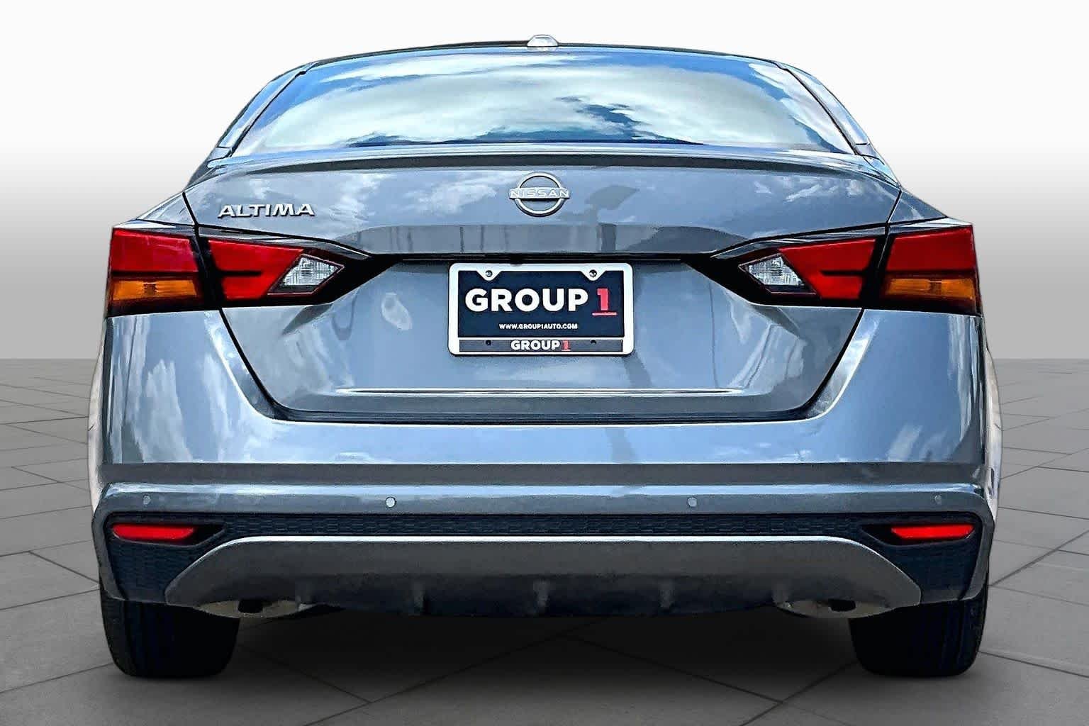 Used 2025 Gun Metallic Nissan SV image 5