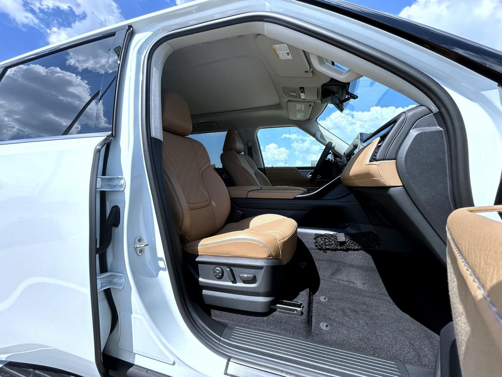 New 2027 RADIANT WHITE INFINITI Luxe 4WD image 15