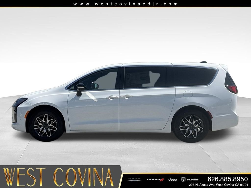 New 2027 Bright White Clear-Coat Exterior Paint Chrysler Limited image 12