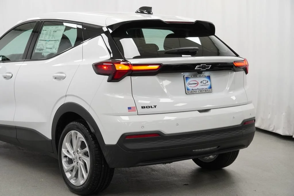 New 2027 Summit White Chevrolet LT image 37