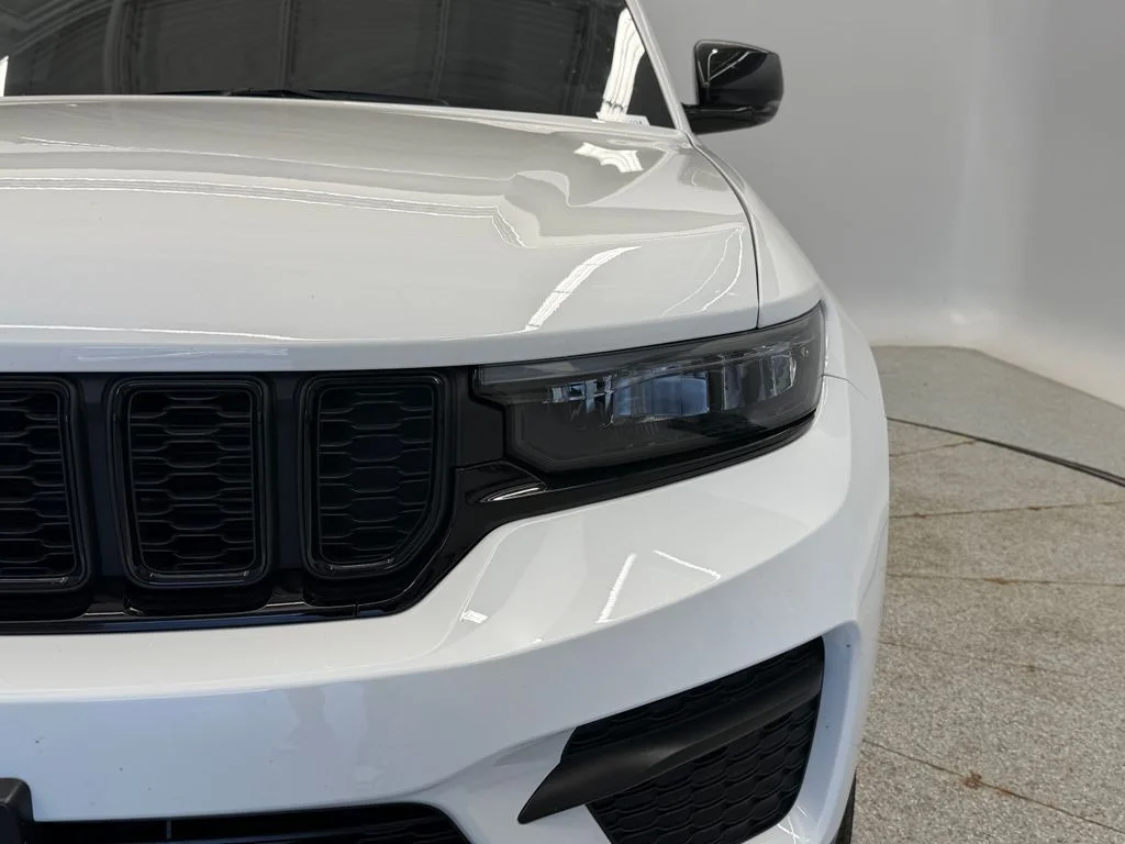 Certified Used 2023 White/off-white Jeep Altitude X image 4