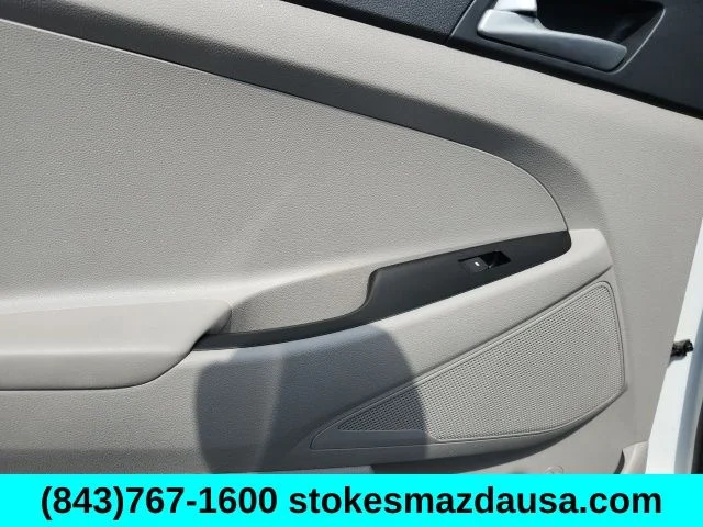 Used 2020 White Hyundai SE image 19