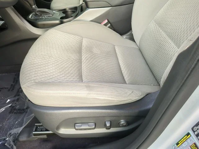 Used 2018 Silver Hyundai SE image 17