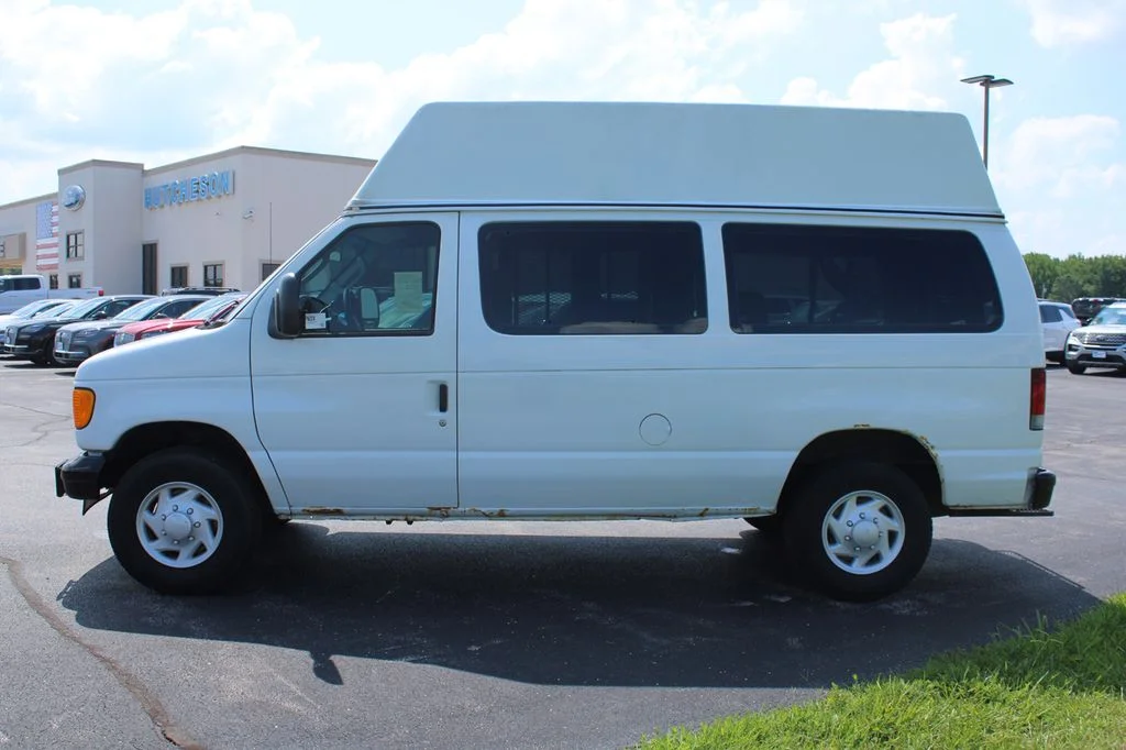 Used 2007 White Ford Commercial image 4