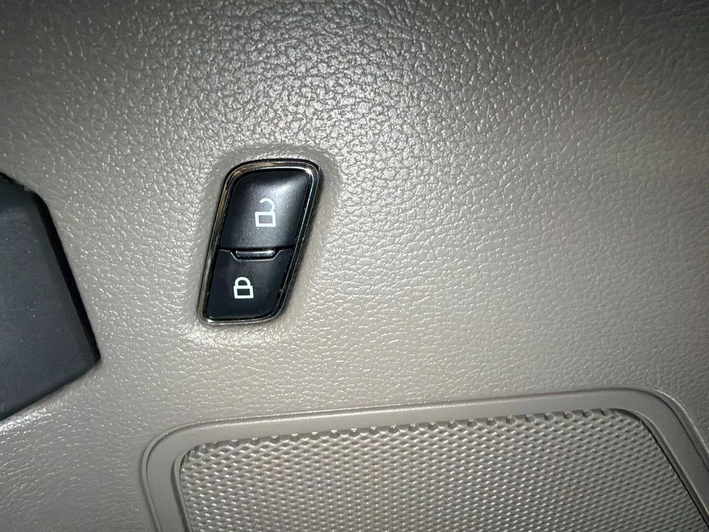 Used 2017 LIGHTNING BLUE Ford XLT image 17