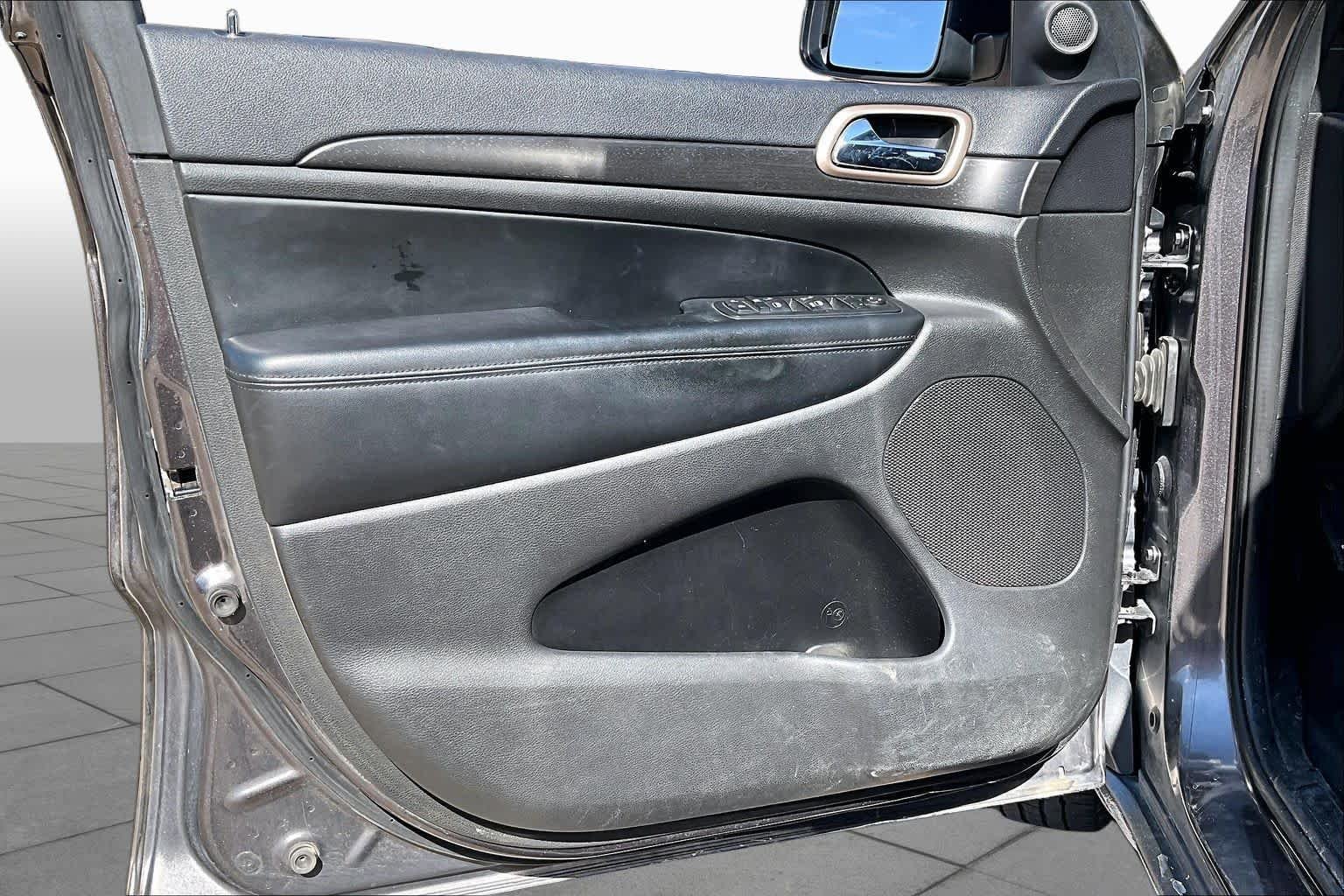 Used 2015 Granite Crystal Metallic Clearcoat Jeep Laredo image 24