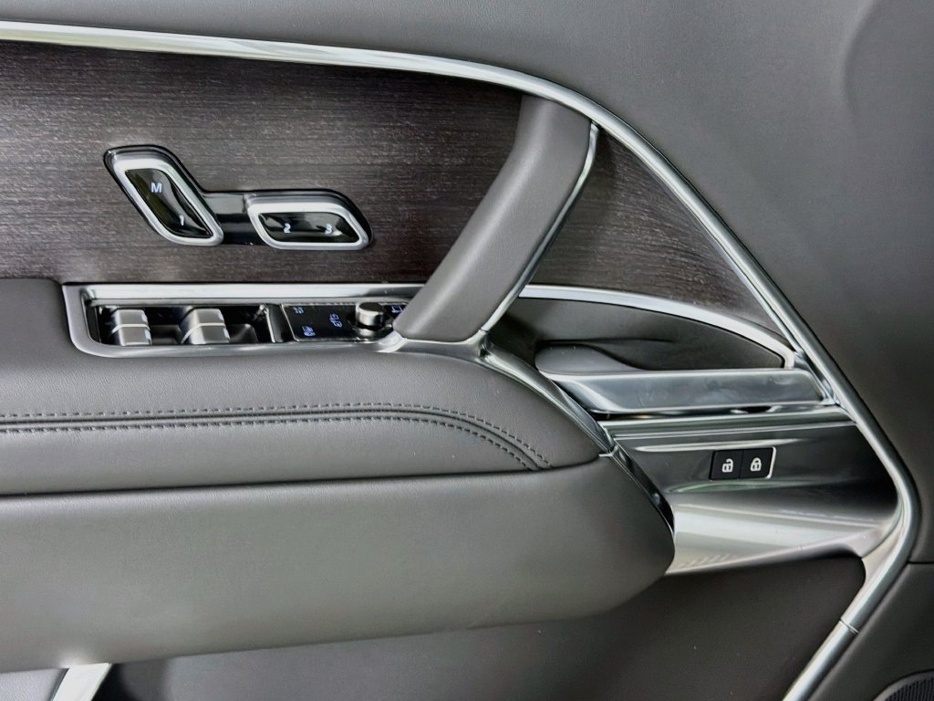 New 2027 Fuji White Land Rover SE image 18