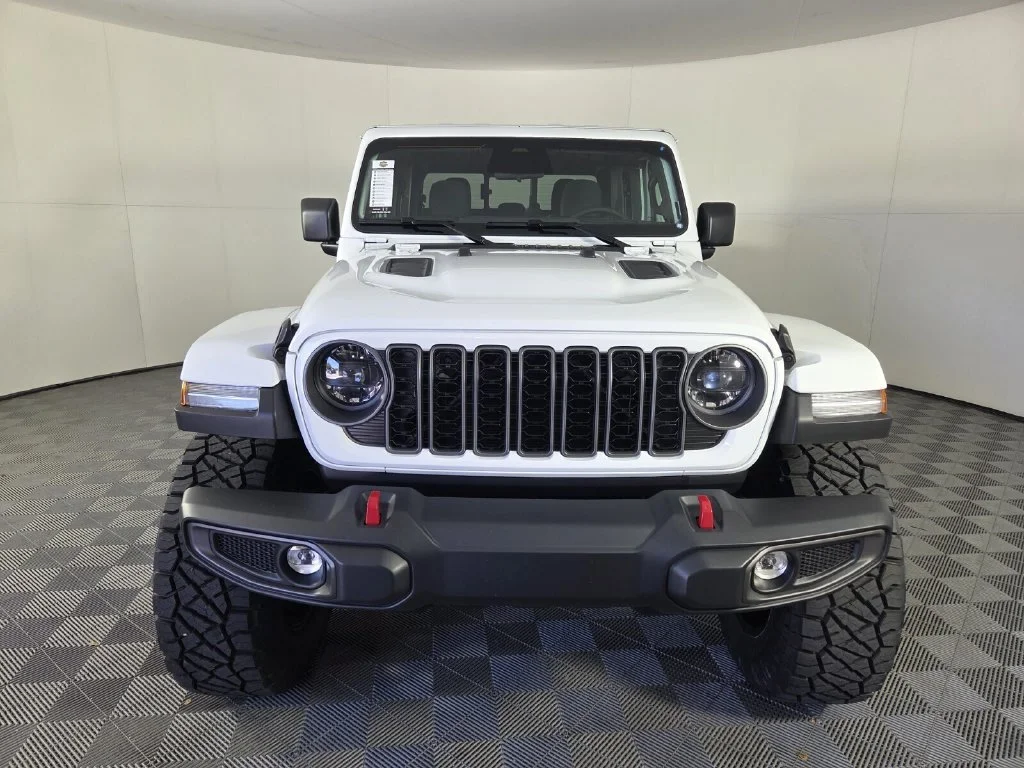New 2026 Bright White Clear-Coat Exterior Paint Jeep Rubicon image 3