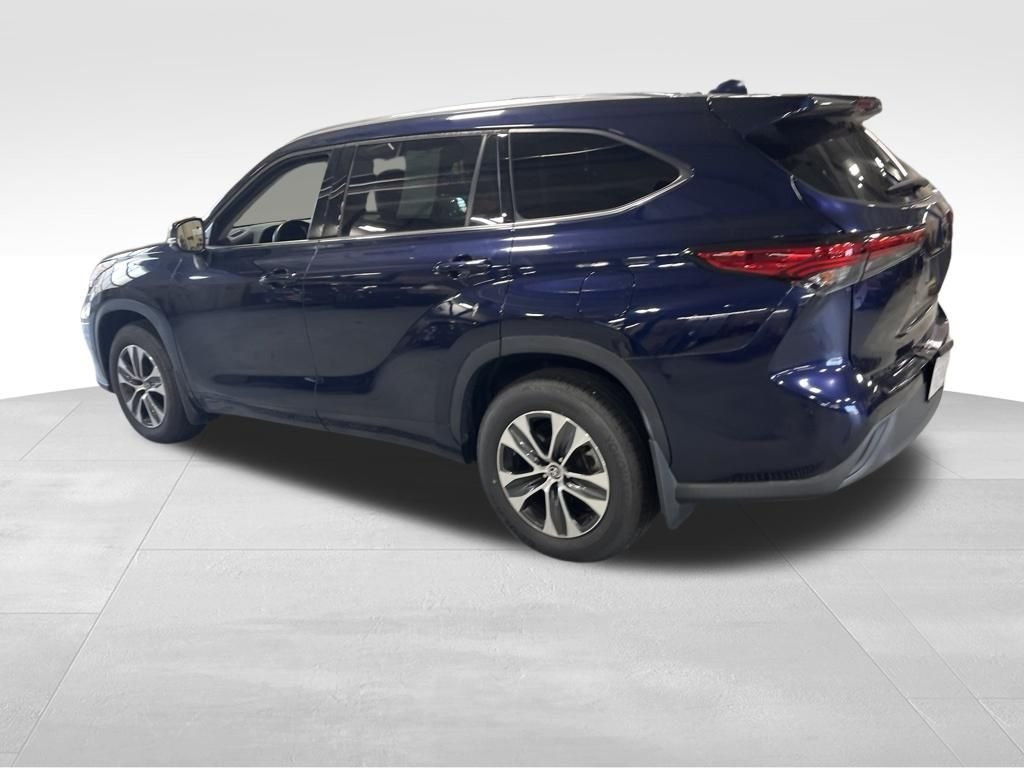 Used 2021  Toyota XLE image 12