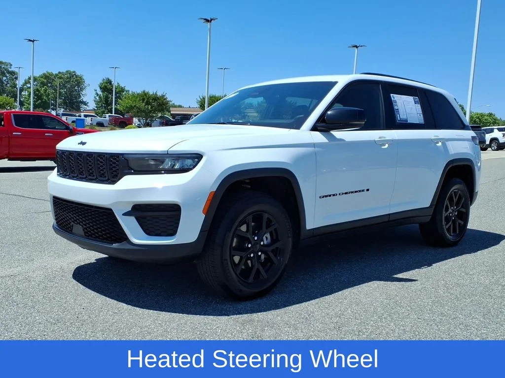 Used 2025 White/off-white Jeep Altitude image 28