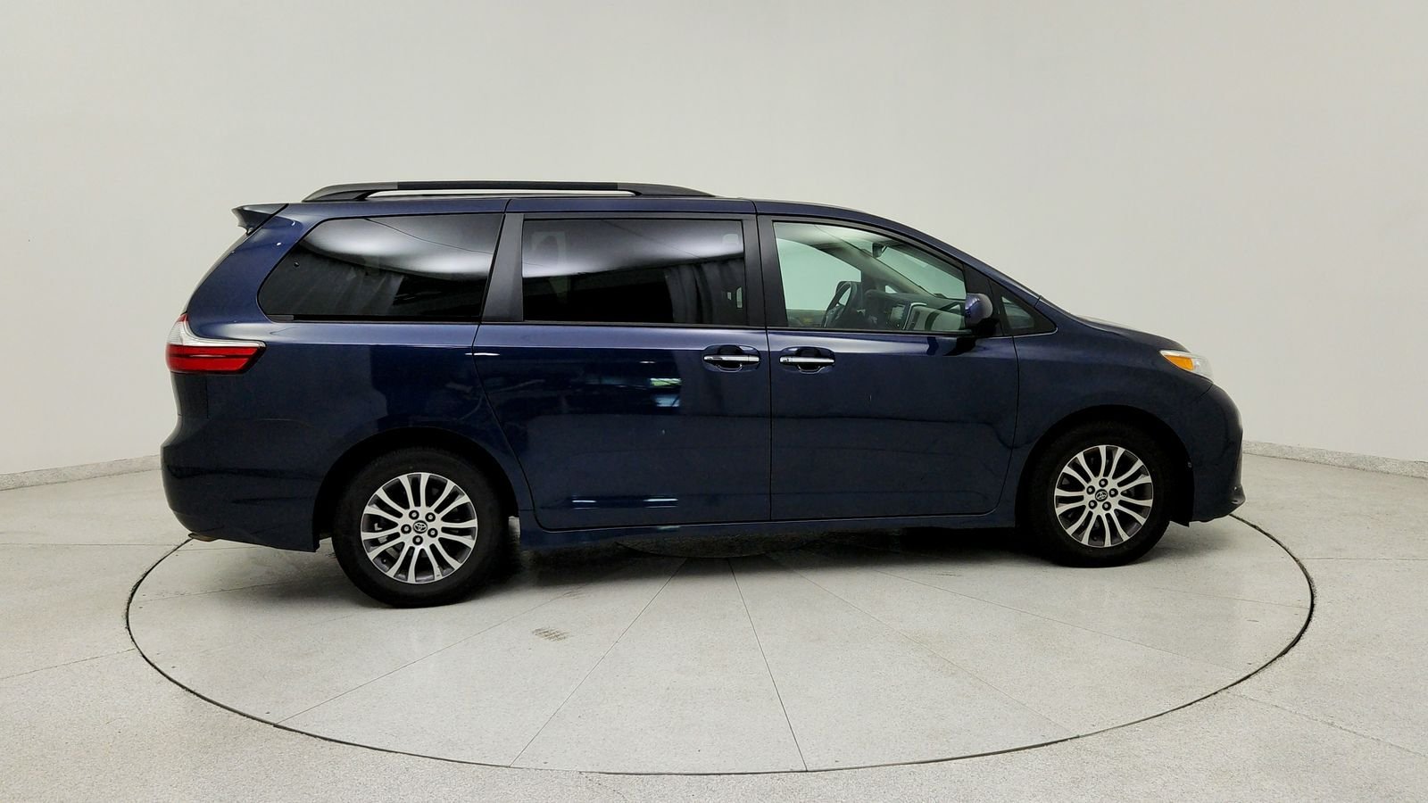 Used 2019 Beige Toyota XLE Premium image 8