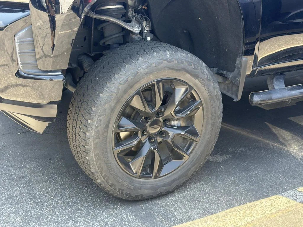 Used 2020 BLACK Chevrolet Custom image 5