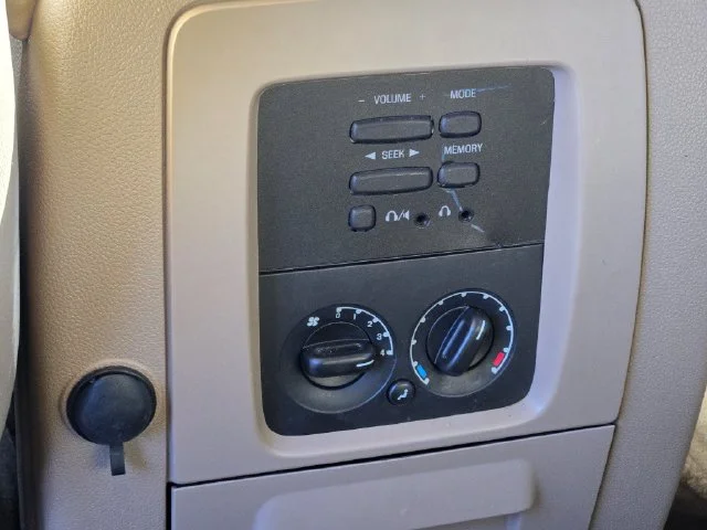 Used 2004 White Ford Eddie Bauer image 22