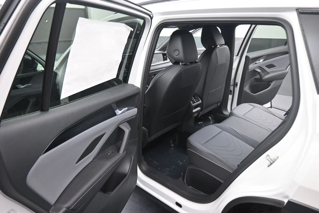 New 2026 White Volkswagen 2.0T SE R-Line Black image 40
