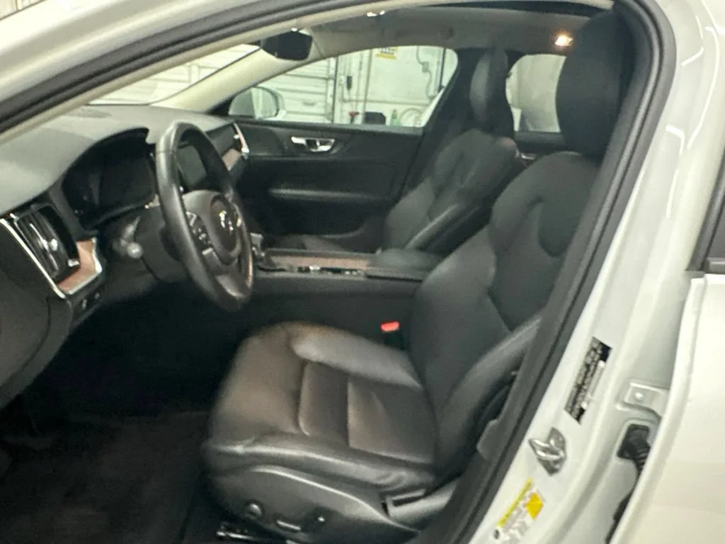 Used 2019 White Volvo T5 Momentum image 20