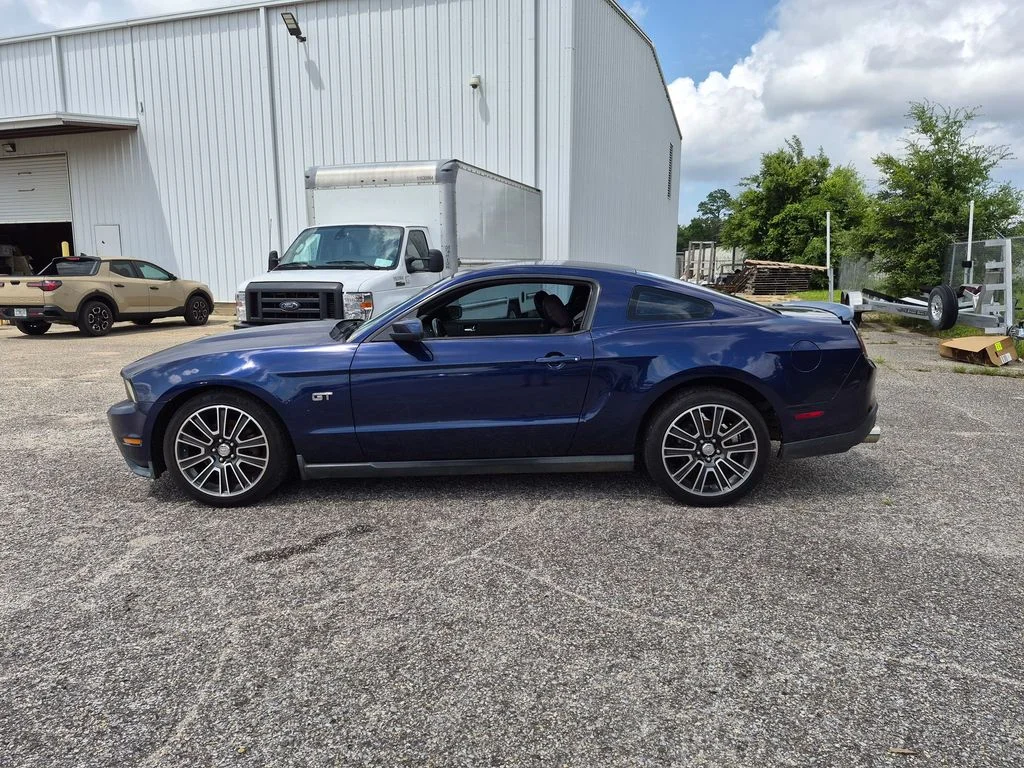 Used 2010  Ford GT Premium image 2