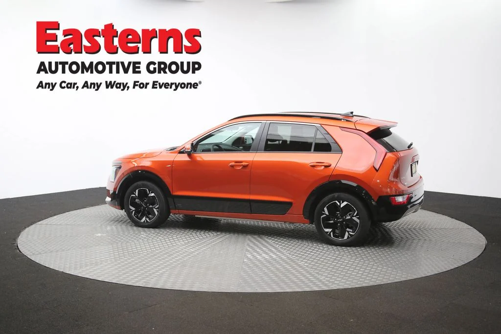 Used 2023 Red Kia Wind image 60