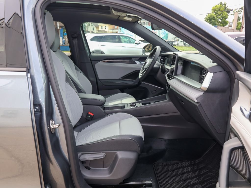 New 2026 Silver Volkswagen 2.0T SE R-Line Black image 31