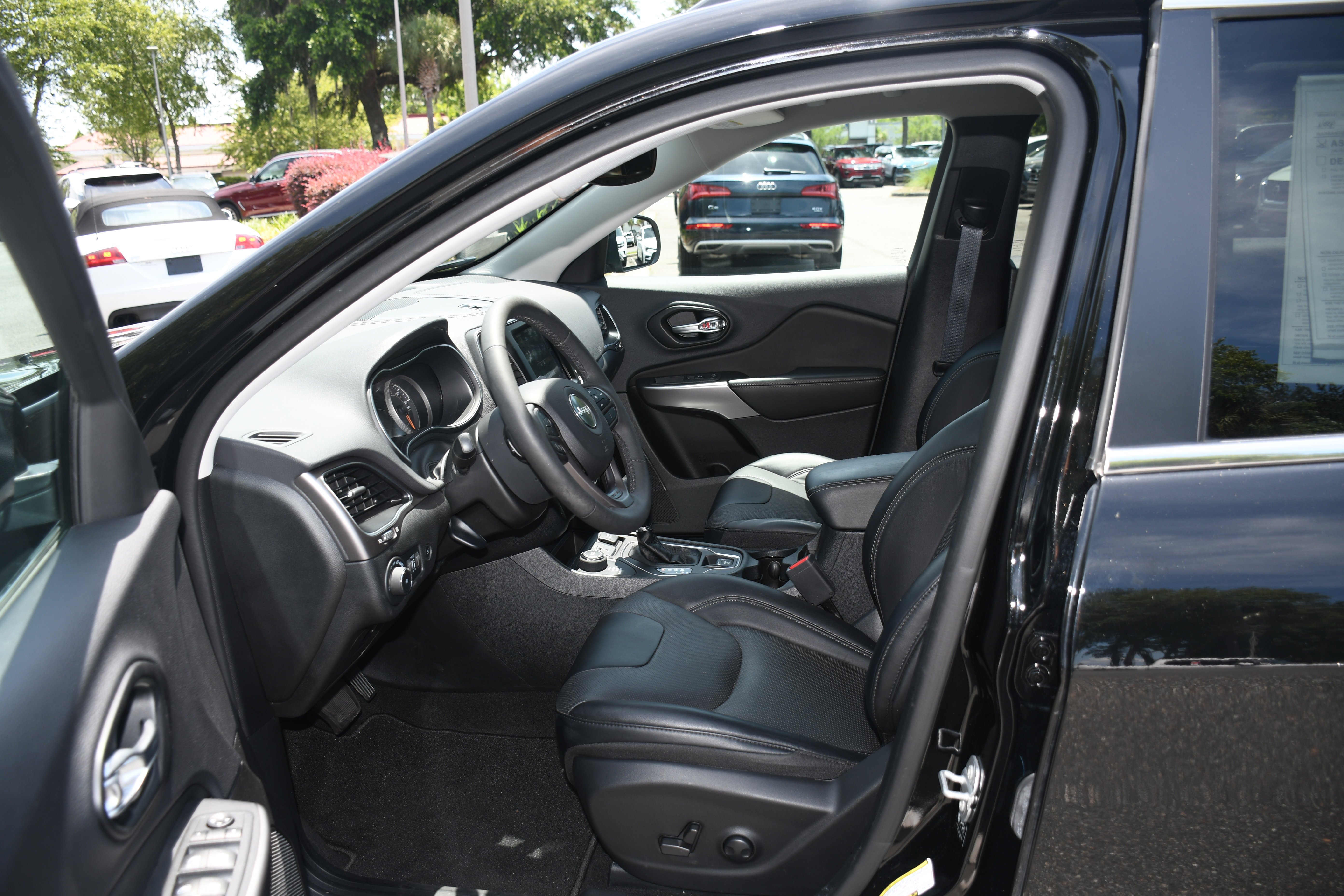 Used 2022 Black Jeep Latitude Lux image 6