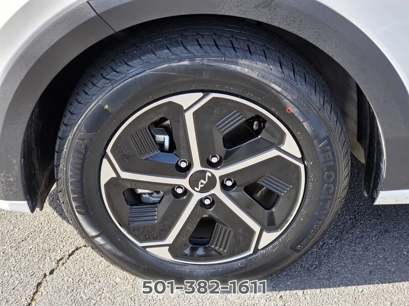 Used 2025 Snow White Pearl KIA LX FWD image 18