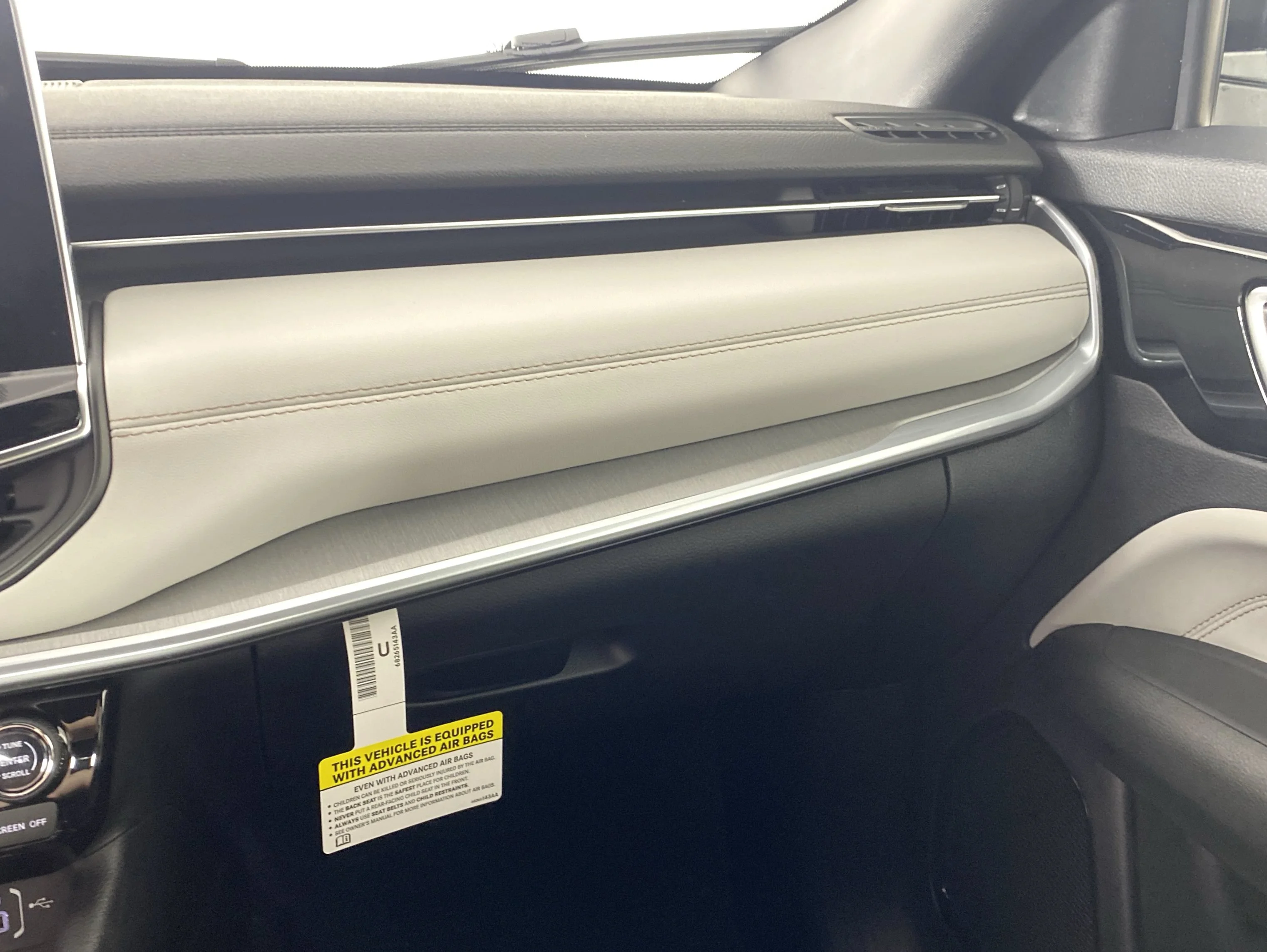 New 2026 Bright White Clear-Coat Exterior Paint Jeep Limited image 28