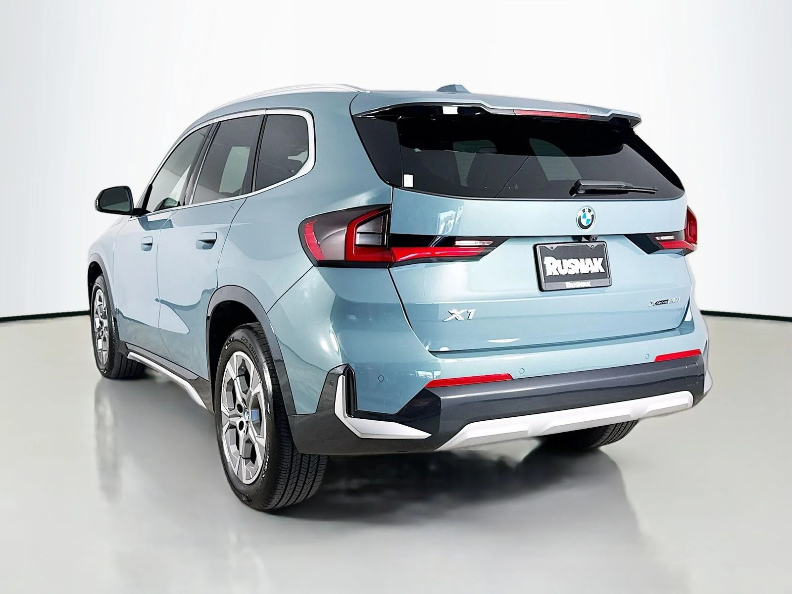 Used 2026 Cape York Green Metallic BMW xDrive28i image 5