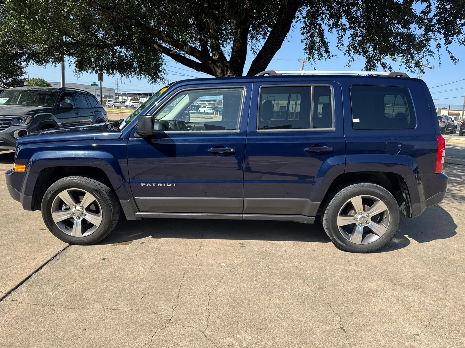 Used 2016 Blue Jeep Latitude image 8