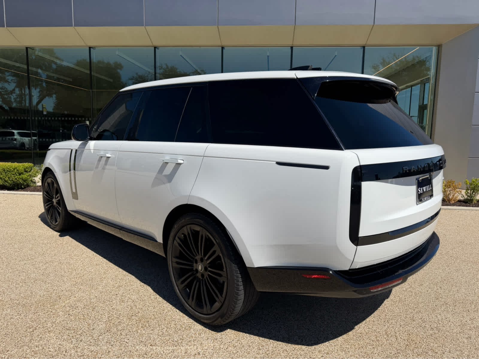 Certified Used 2023 WHT Land Rover SE image 7