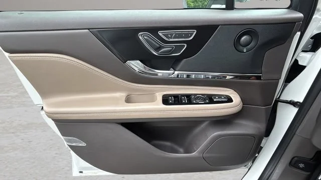 Used 2020 White Lincoln Reserve image 17