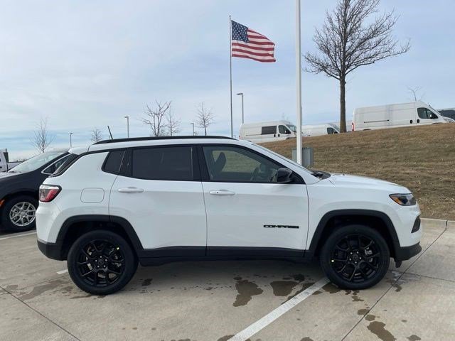 New 2026 Bright White Clearcoat Jeep Latitude Altitude image 6